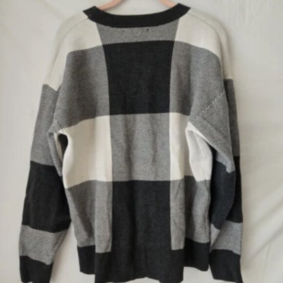 Tahari Gray & White/Black Checkered Plaid Sweater Size L Crew Neck, Soft Thick. - Picture 6 of 9